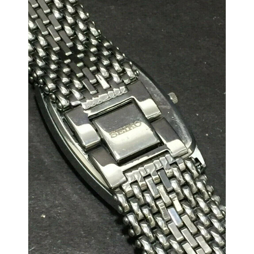 Vintage Style Seiko Quartz Mens Silver Watch & Black accents W/ Metal Strap - Picture 7 of 7